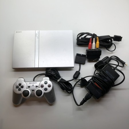 Silver Playstation 2 (PS2) slim med kontroll og kabler