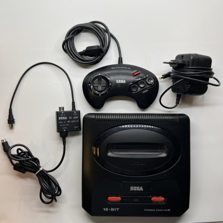 Sega Mega Drive 2 konsollpakke med kontroll og kabler