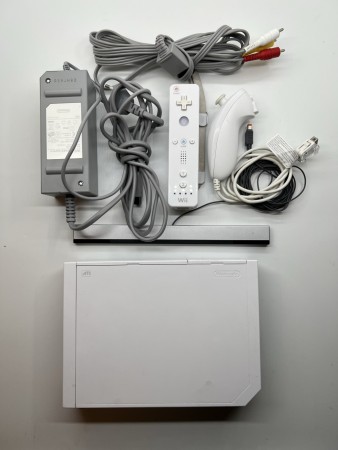 ﻿Hvit Nintendo Wii konsoll med kontrollere, kabler, og sensorbar