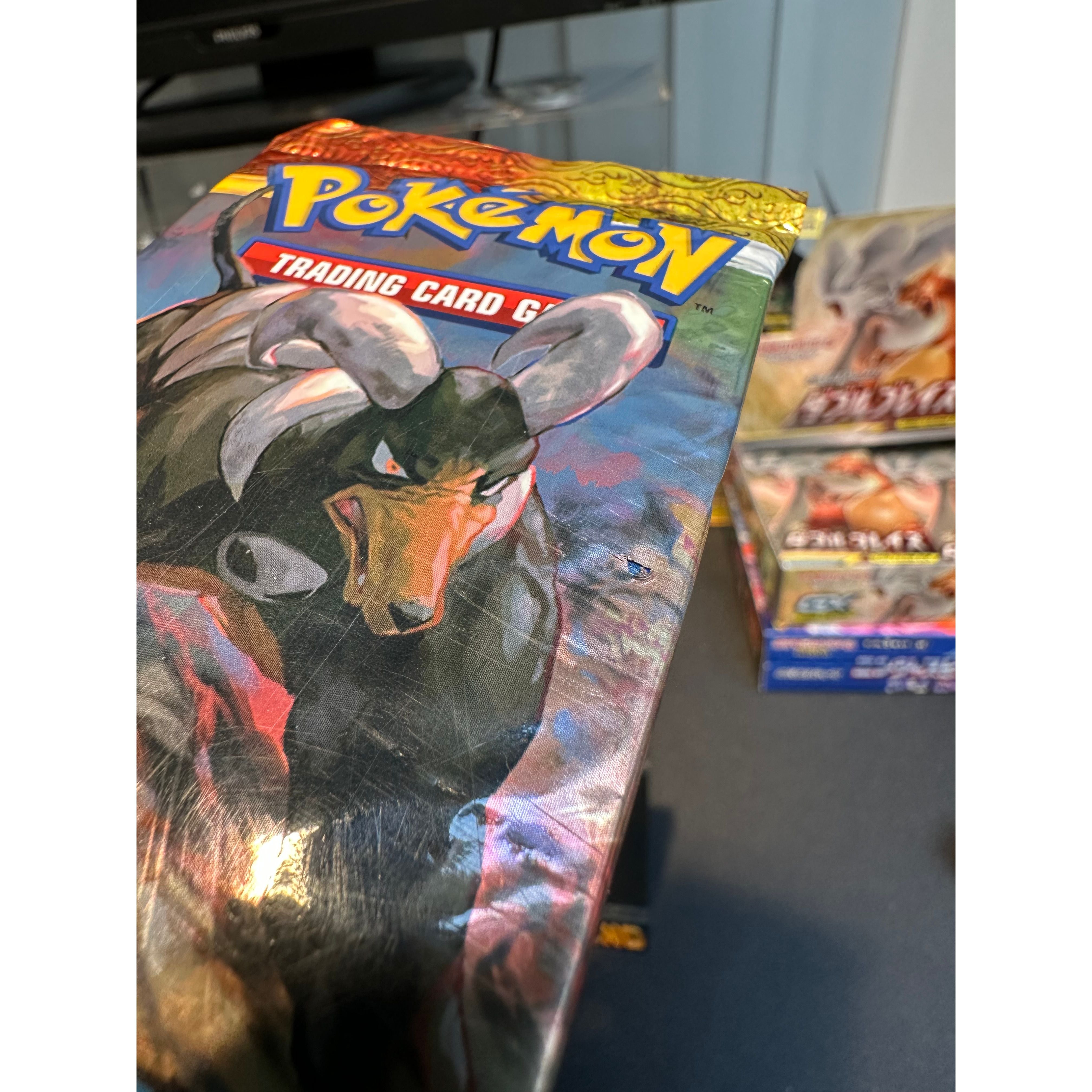 Pokemon - HGSS Undaunted (2010) - Booster Pack (Houndoom art) Liten skade foran