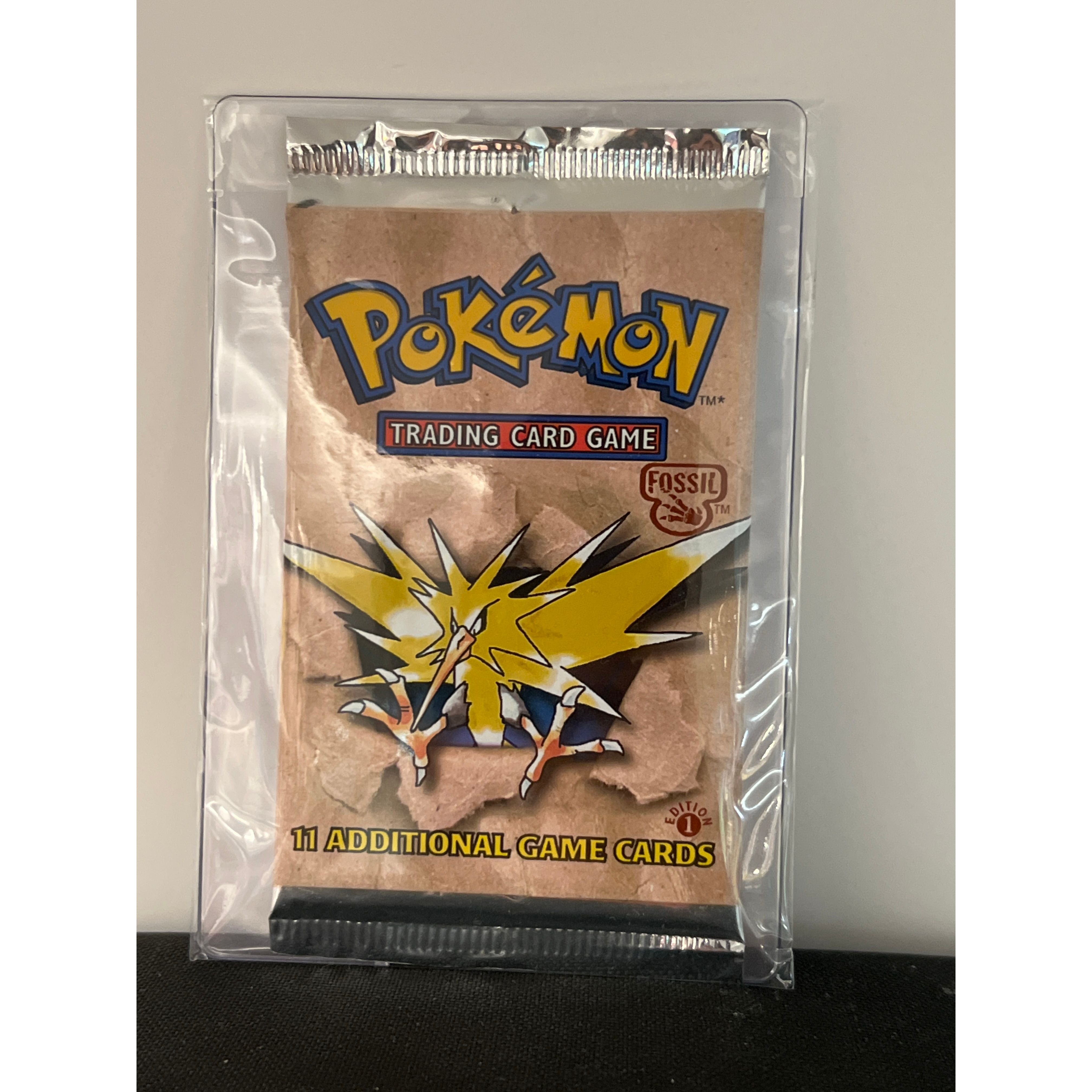 Pokemon - Fossil 1. Edition (1999) - Booster Pack (Zapdos art) (Ikke tamper Sealed)